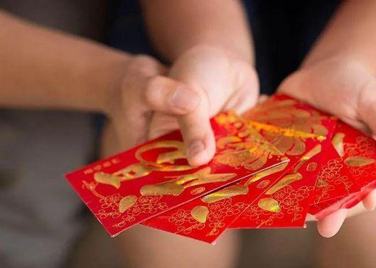 关怀员工父母，为员工父母设置关怀金制度